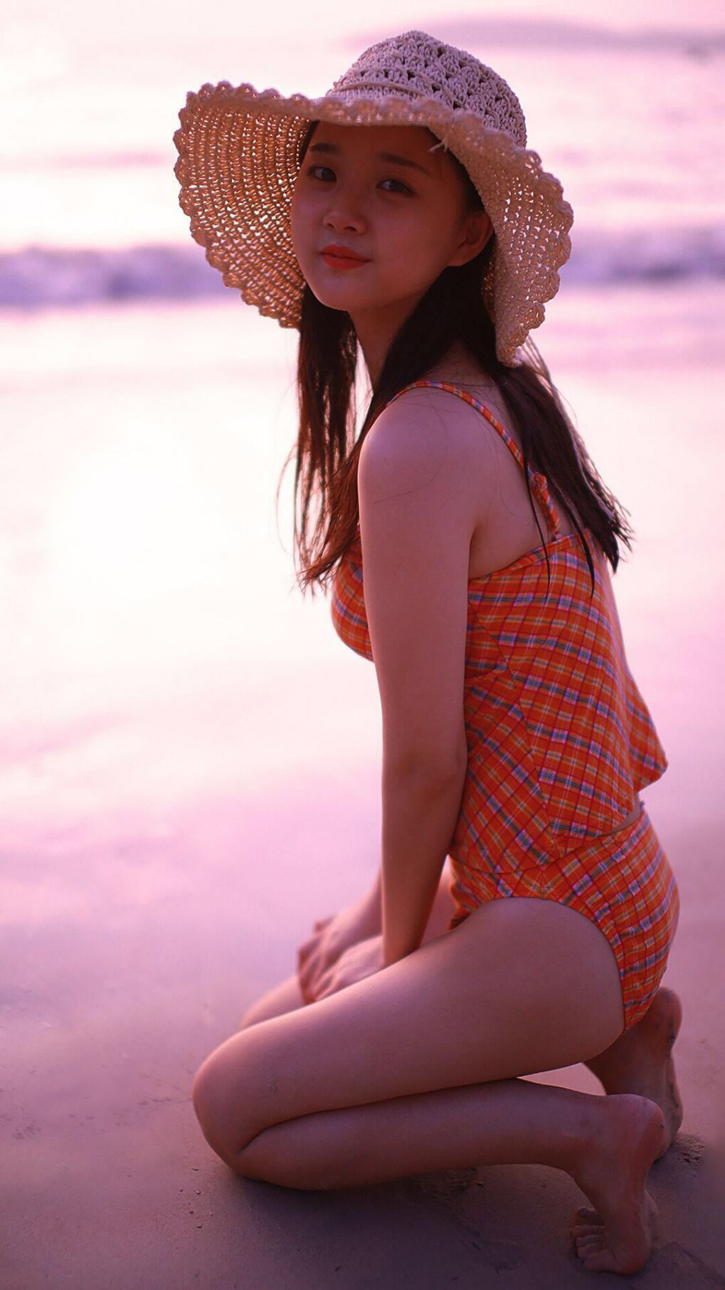 爱游戏官网app-球队出发前往客场现场球迷自发送行场面感人引发关注，球迷冲入球场会受到处理