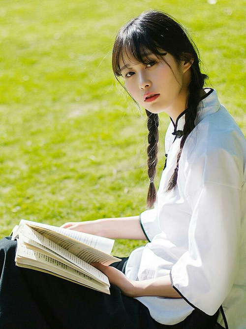 爱游戏-英超激烈角逐，豪门纷纷奋战追赶